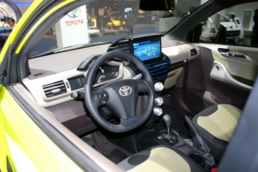  Toyota iQ Sports 2009 года  (фото 8 из 18)